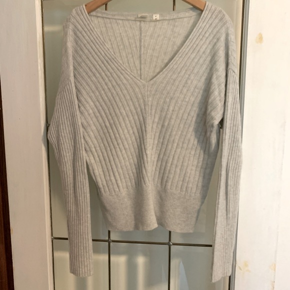 Women’s Gap Merino Wool Blend Sweater - Picture 2 of 8